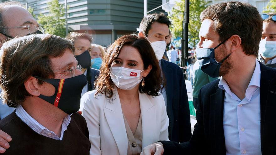 Martínez Almedia, Díaz Ayuso y Pablo Casado en un acto de campaña en Madrid