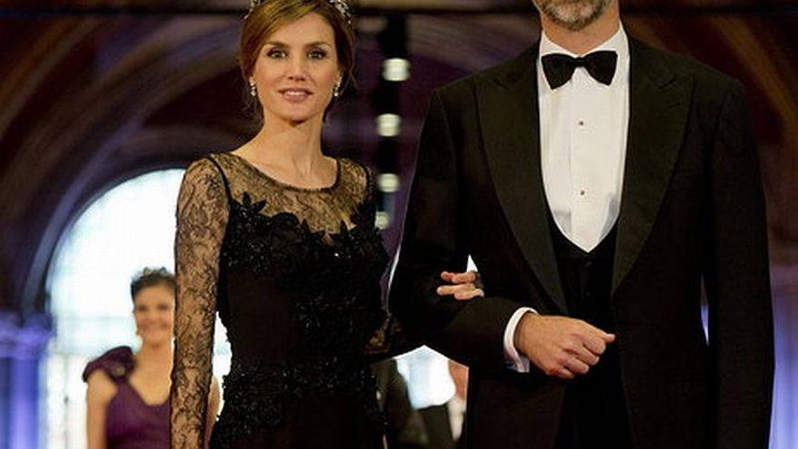 Letizia impresionó con un vestido negro en la cena de gala de Holanda