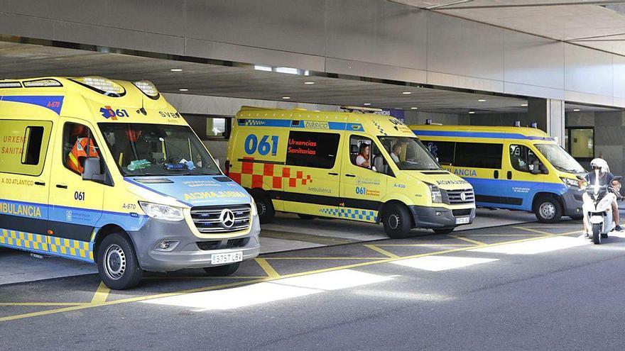 Ambulancias en la entrada a Urgencias del hospital Álvaro Cunqueiro.