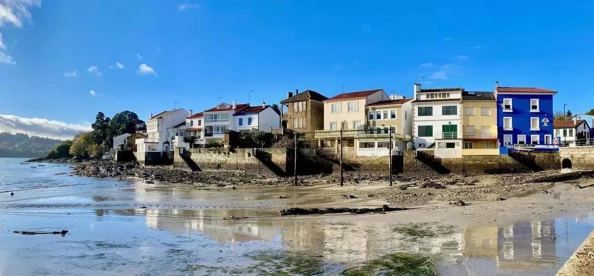 Este pueblo pintoresco de A Coruña destaca por sus casas indianas y su cultura marinera tradicional.