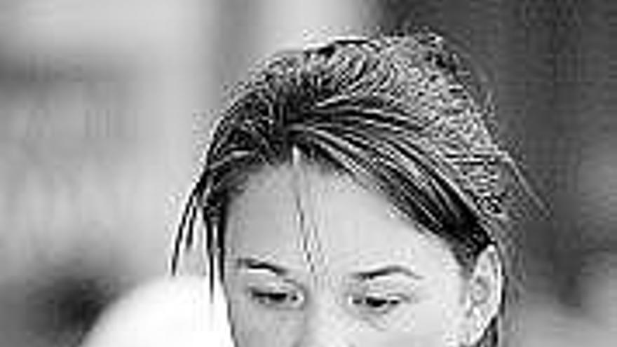 Una joven lee la nueva novela de Brown.