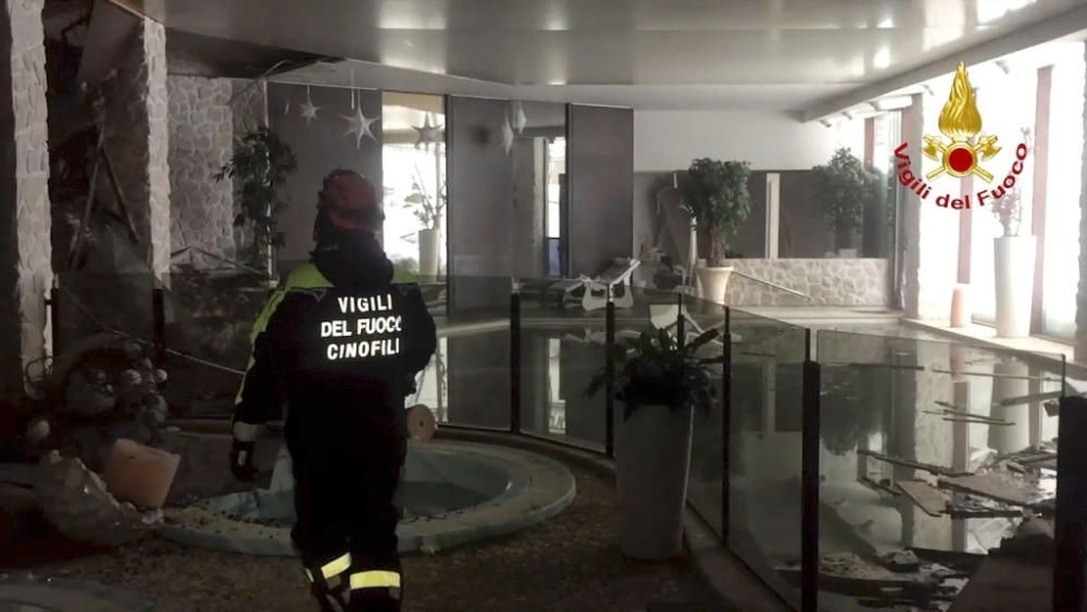 Una avalancha de nieve sepulta un hotel en Italia.