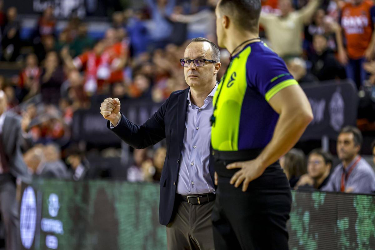 Diego Ocampo observa un dels àrbitres durant el partit