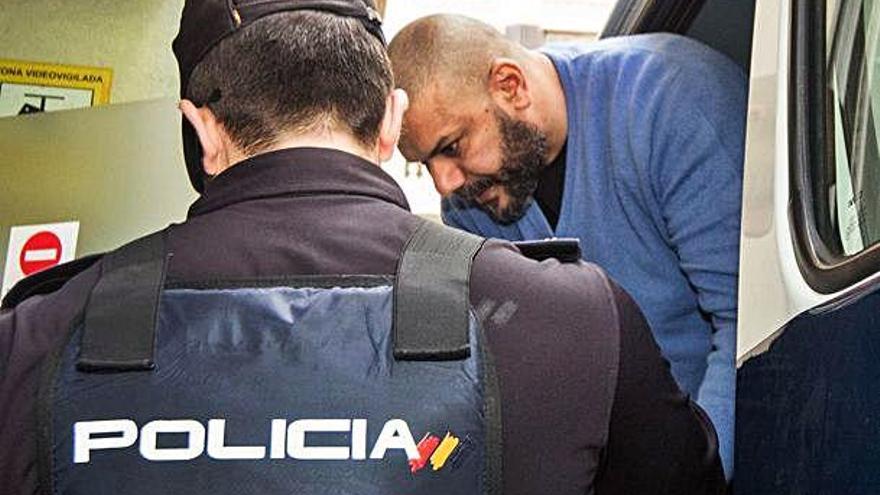 El acusado, bajando del furgón policial ayer a su llegada a la Audiencia de Alicante.