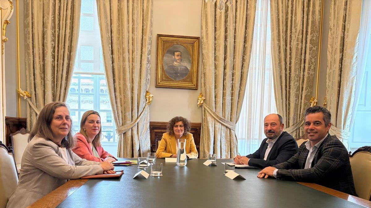 De izquierda a derecha, Ramil, Louzao, Sanmartín, Merelles y Gómez, este martes en Raxoi