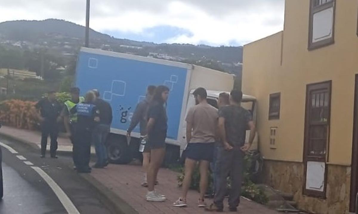 Accidente camión en Tacoronte