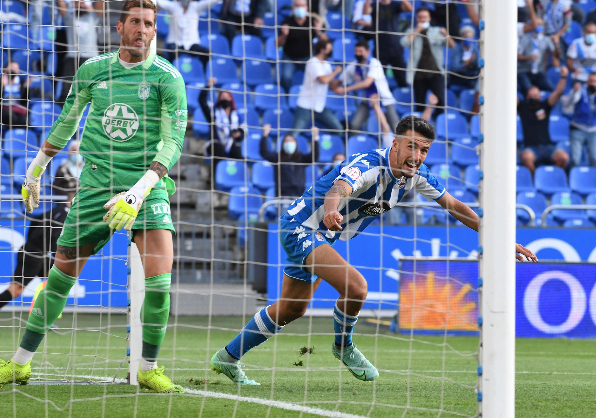 El Deportivo le gana al Badajoz y sigue de líder