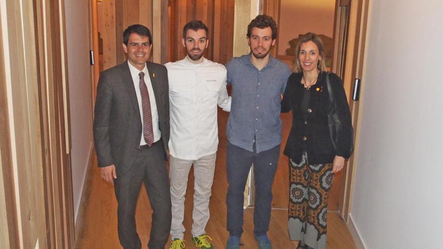 La visita de Castells i Chacón amb els joves propietaris del nou hotel