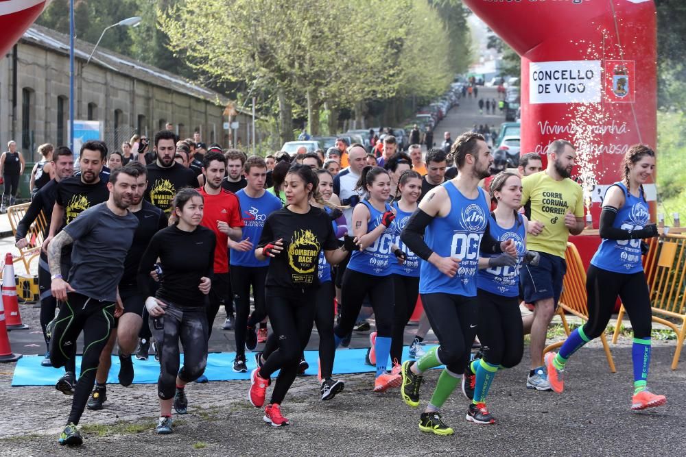 Medio millar de personas participan en una carrera de obstáculos organizada por los Bomberos de Vigo.