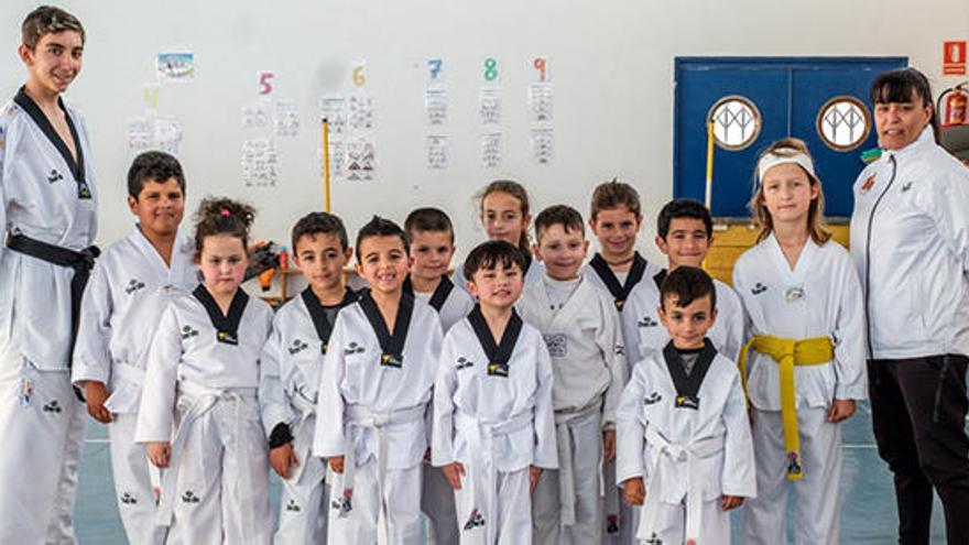 Jóvenes alumnos de la escuela de Sant Antoni.