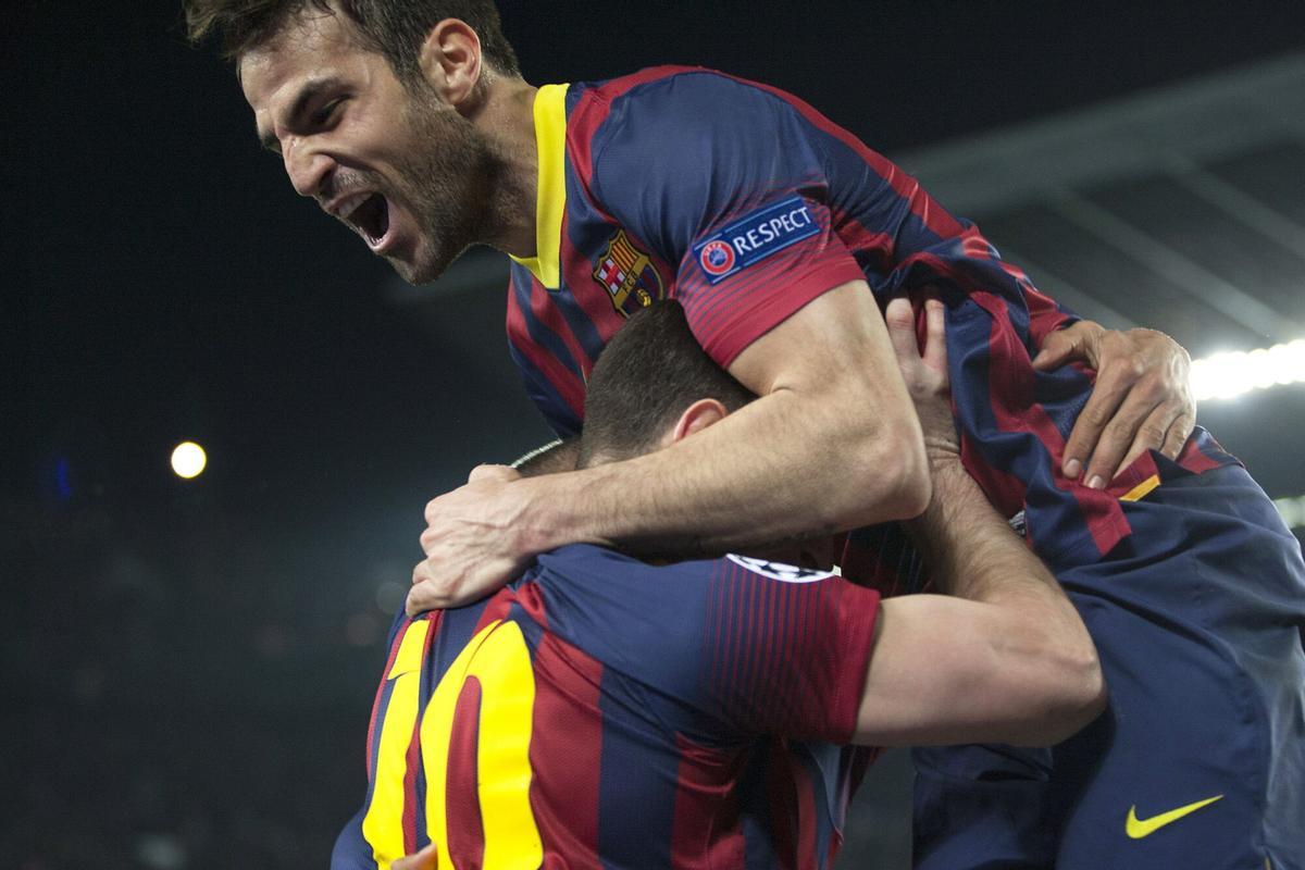 El delantero argentino del FC Barcelona Lionel Messi (i) celebra con su compañero Cesc Fábregas (d) el gol marcado al Manchester City, durante el partido de vuelta de los octavos de final de Liga de Campeones disputado esta noche en el Camp Nou.