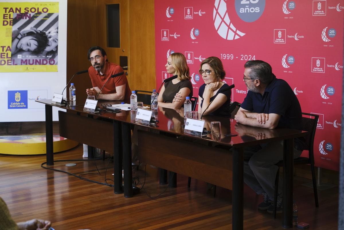 De izqda a dcha, el director del montaje, Israel Elejalde, la consejera de Cultura del Cabildo de Gran Canaria, Guacimara Medina, la actriz María Pujalte y el director del Teatro Cuyás, Gonzalo Ubani