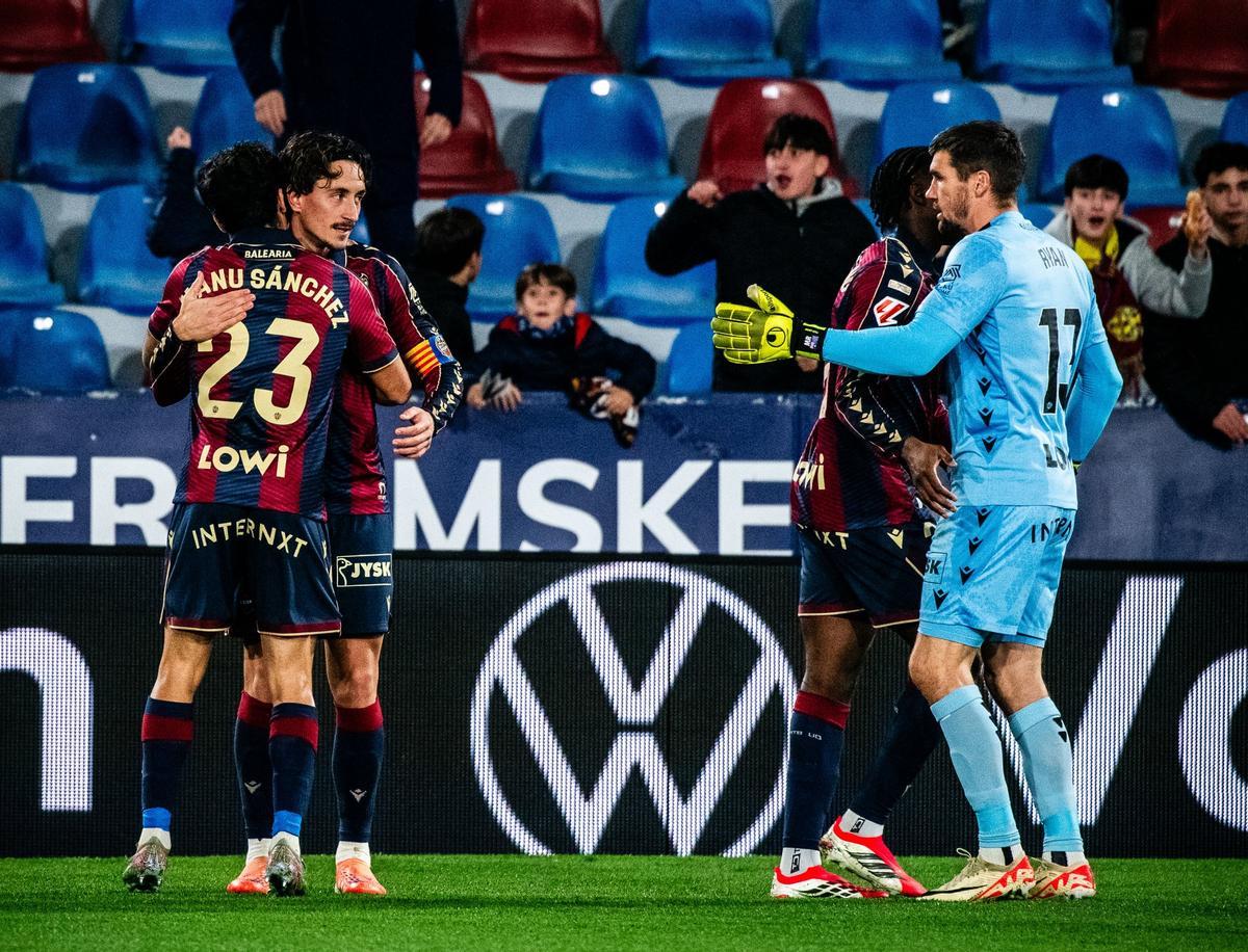 Pablo Martínez celebra su gol ante el Elche.
