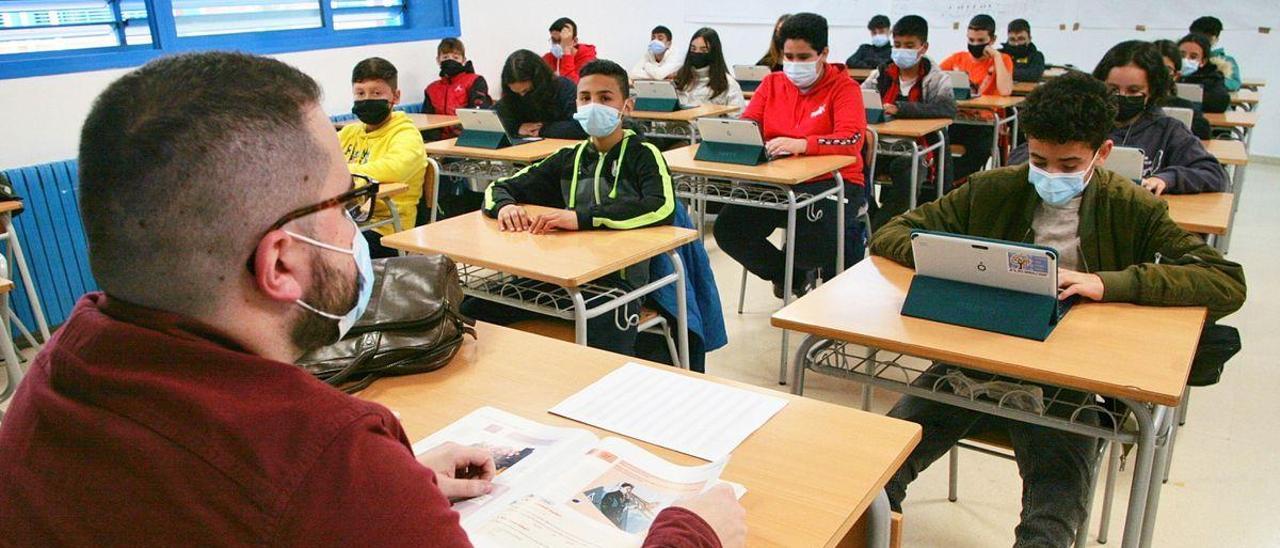 El profesorado del IES Miralcamp de Vila-real constata la mejora del rendimiento escolar con el uso de las herramientas digitales.