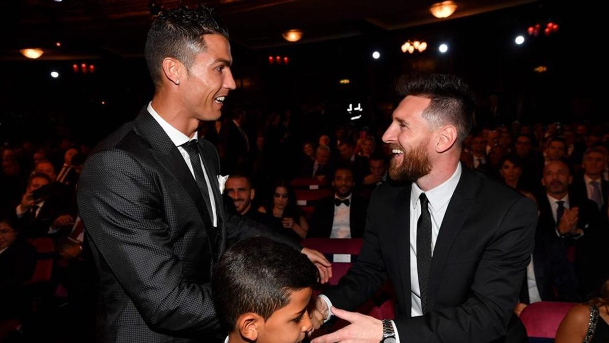 Crsitiano Ronaldo y Leo Messi se saludan en la última gala de la FIFA