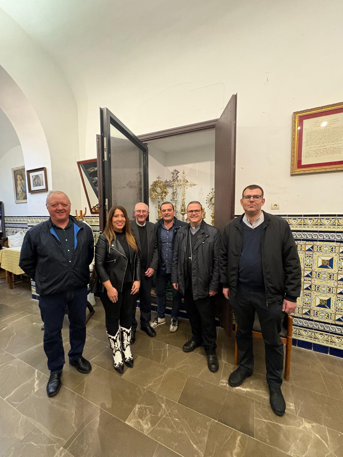 El alcalde, el obispo de Tortosa y la concejala de Cultura, entre otros, junto a los tesoros pontificios que expondrán.