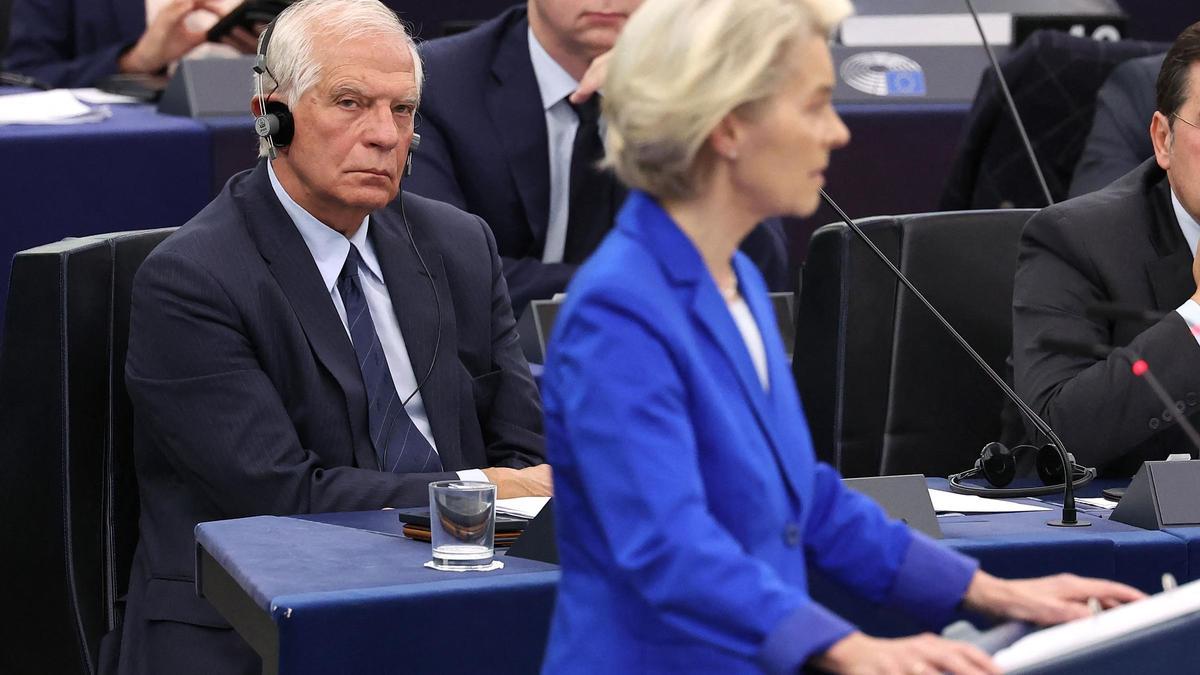El jefe de la diplomacia europea, Josep Borrell, escucha la intervención de la presidenta de la Comisión, Ursula von der Leyen, este miércoles durante el pleno de la Eurocámara.