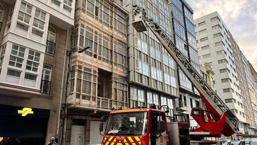 Una caída de cascotes en el edificio modernista de Rubine, en ruinas, obliga a intervenir a los bomberos