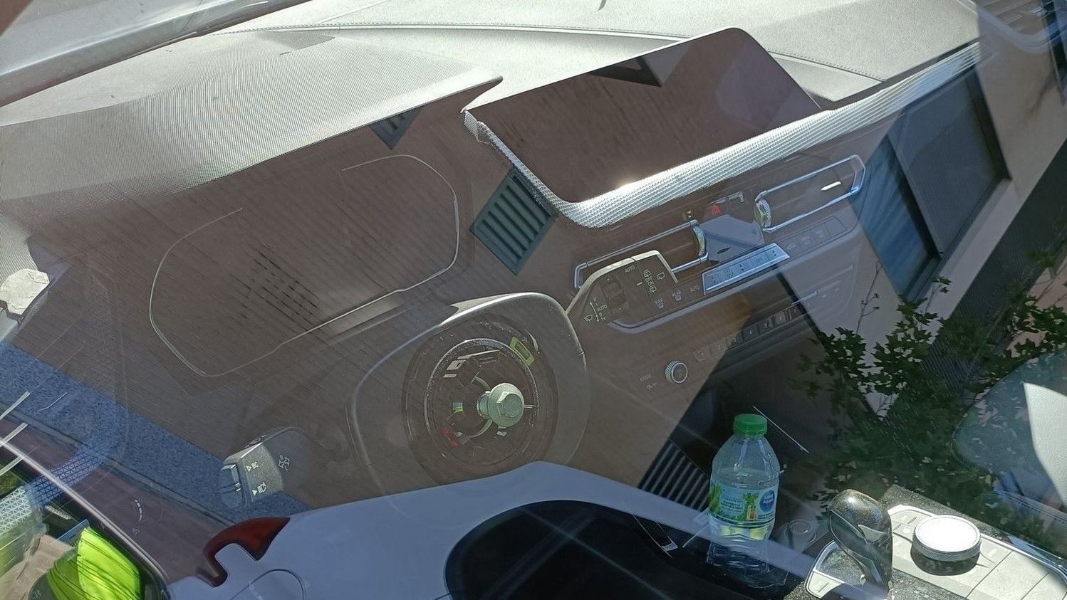 El BMW estacionado en Vallecas que fue objeto de la sustracción del volante.