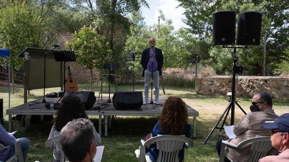 LECTURA DE POEMAS POR PARTE DE UNA TREINTENA DE PERSONAS.