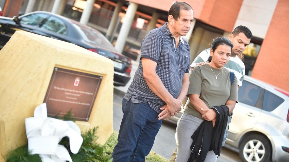 Placa en homenaje a las víctimas del incendio de Atalayas