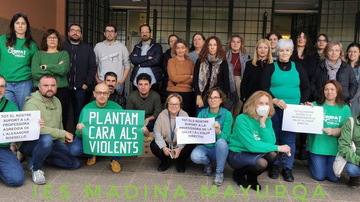 Profesores del IES Medina Mayurqa, en un acto para rechazar las agresiones y amenazas sufridas por dos docentes el curso 2022-2023