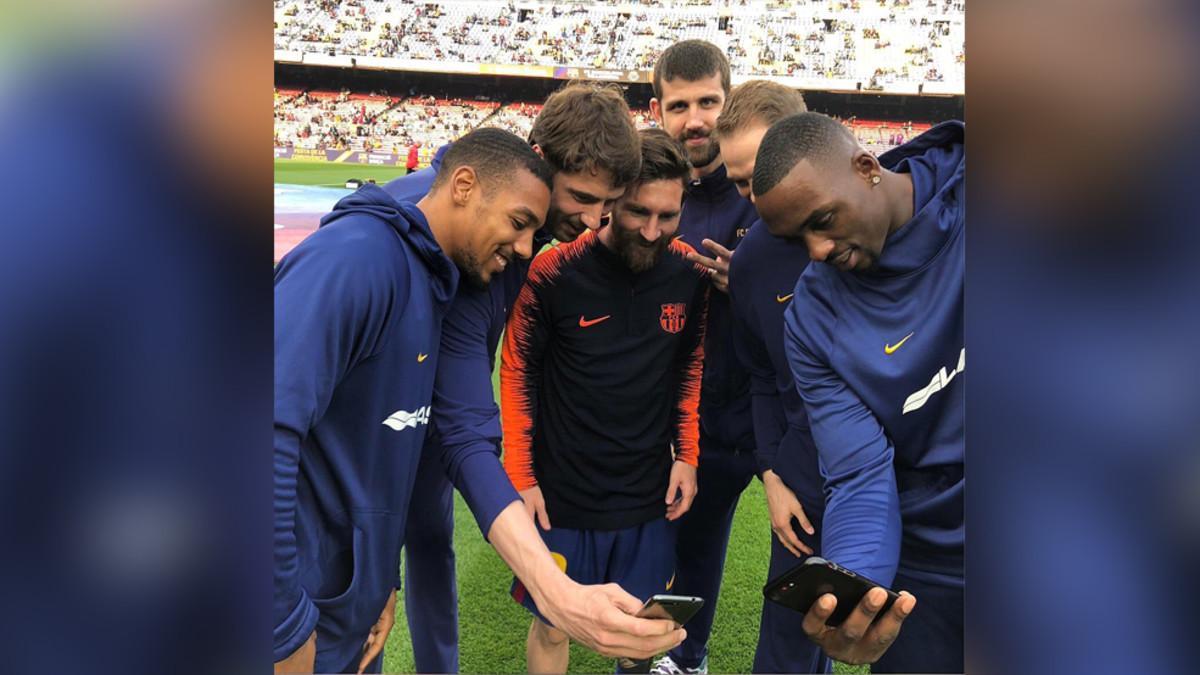 Messi, con los jugadores de la plantilla del Barça de basket