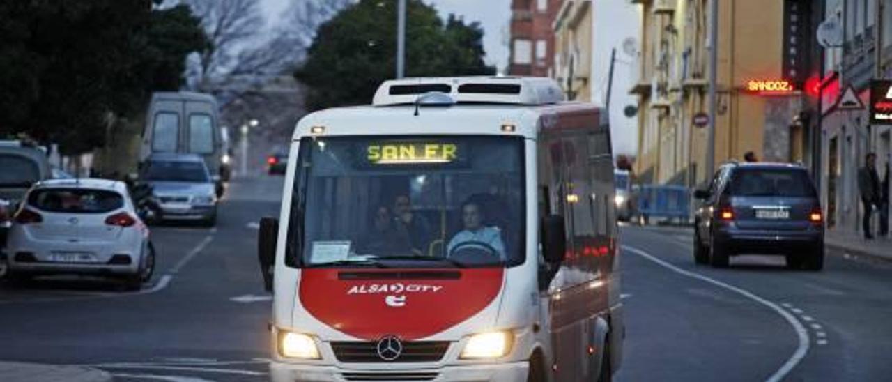 Un autobús urbano circulando por Elda.