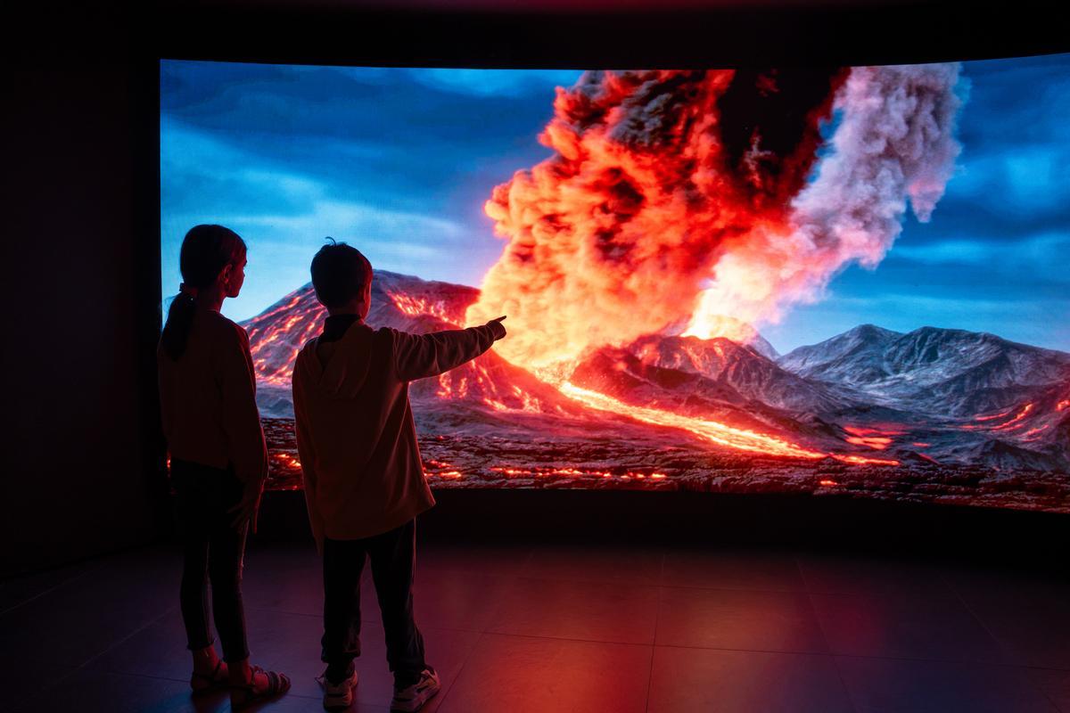 Ubicado dentro del volcán Puig del Roser, combina audiovisuales, realidad virtual y actividades familiares que completan la experiencia.