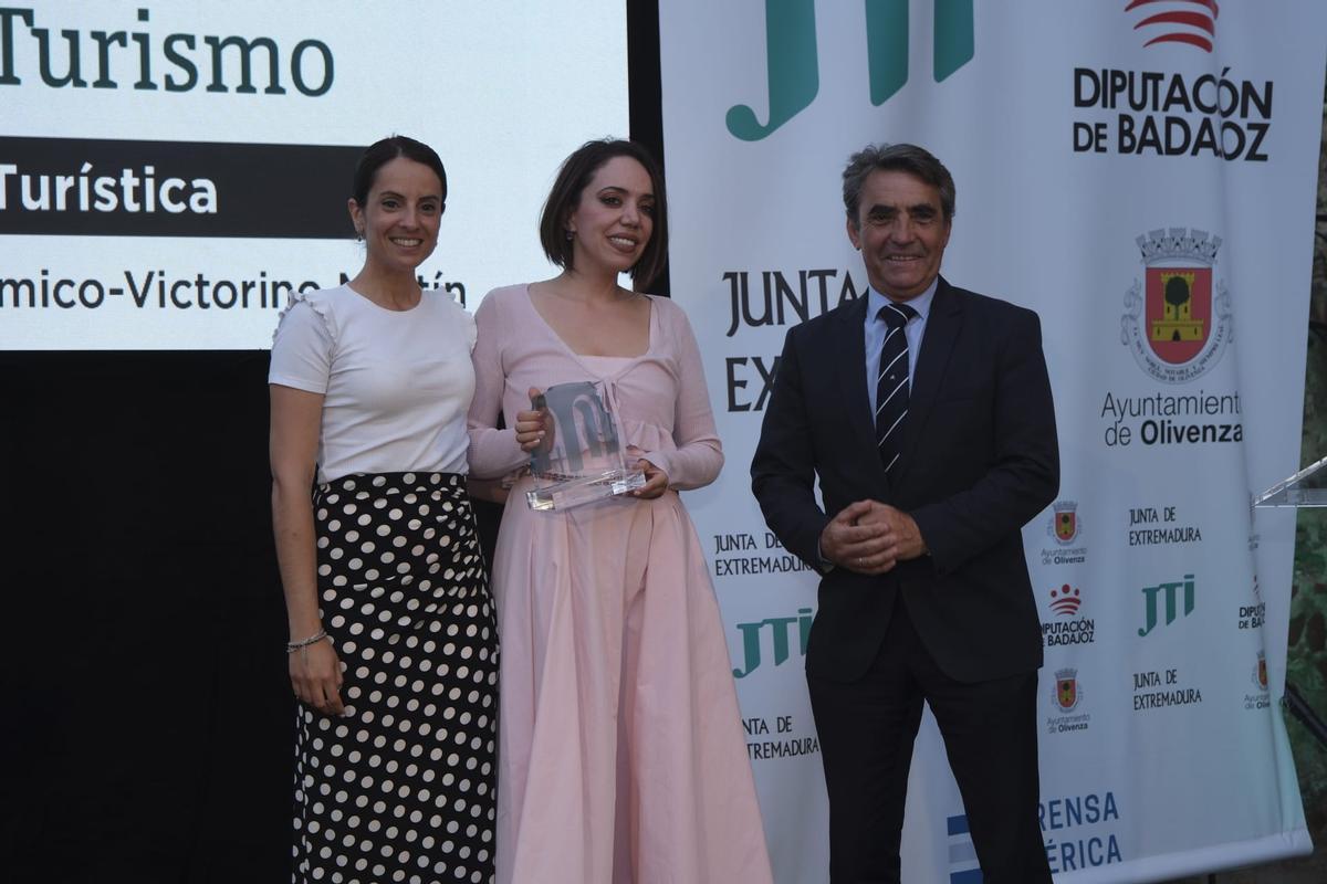 La consejera Nuria Flores junto a Victorino Martín y Miriam Martín.