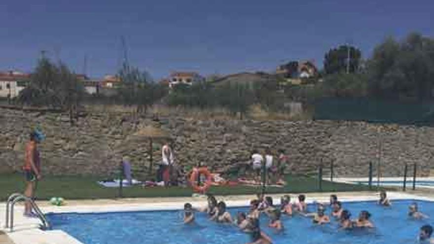 Actividades deportivas en la piscina de Fermoselle