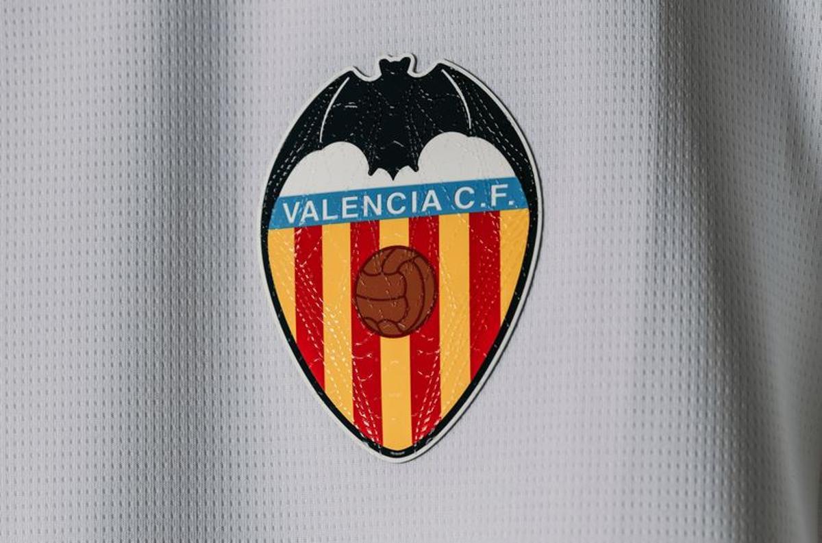 Los detalles, en primer plano del escudo en la nuea camiseta