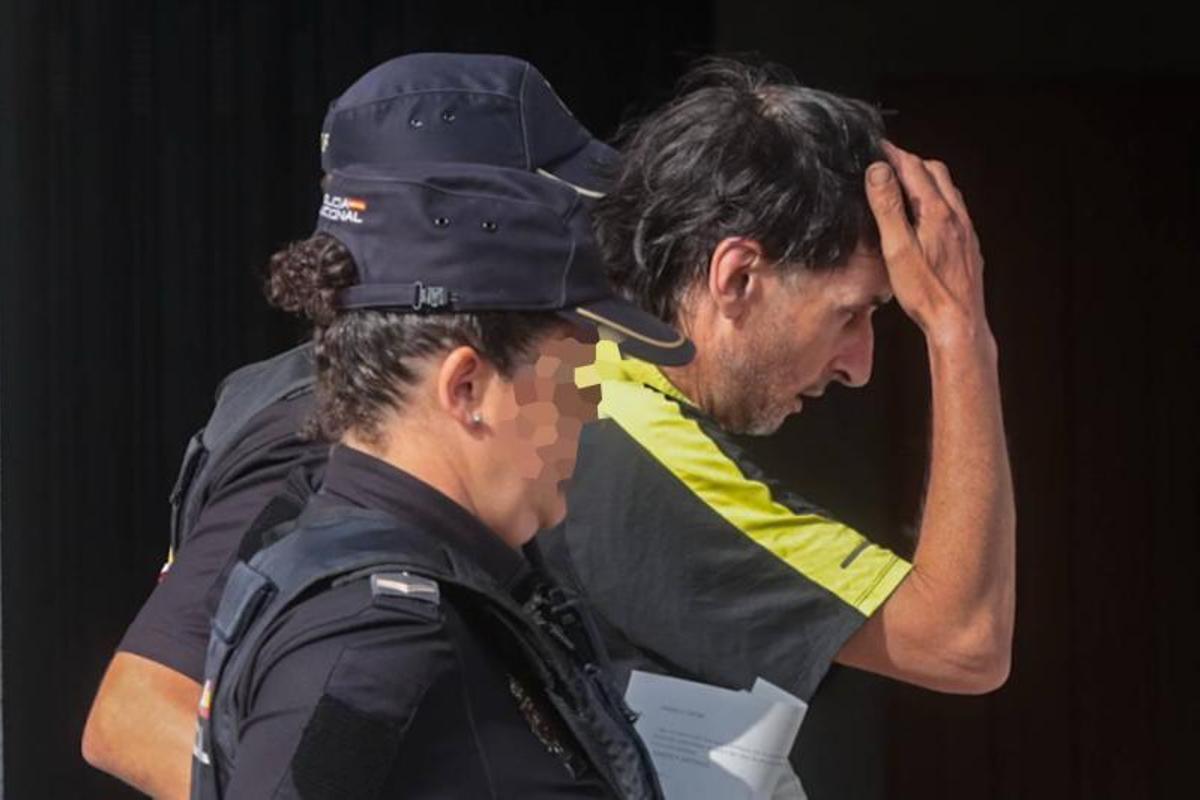 Un dcetenido escoltado por agentes de la Policía Nacional.