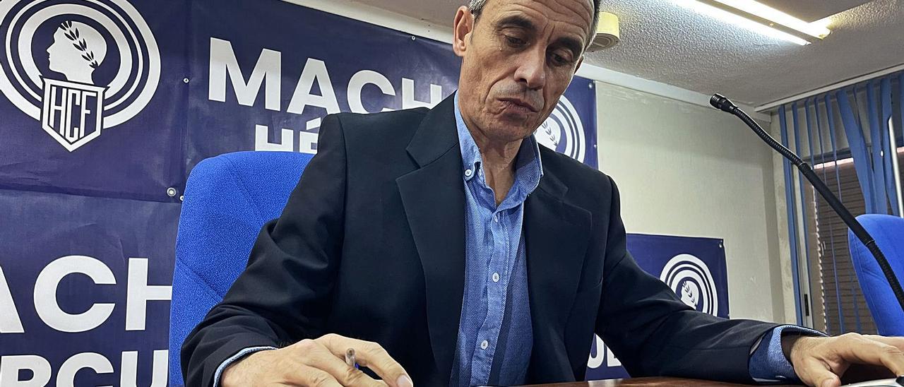 Carmelo del Pozo, antes de la rueda de prensa en el Rico Pérez. | C.H.