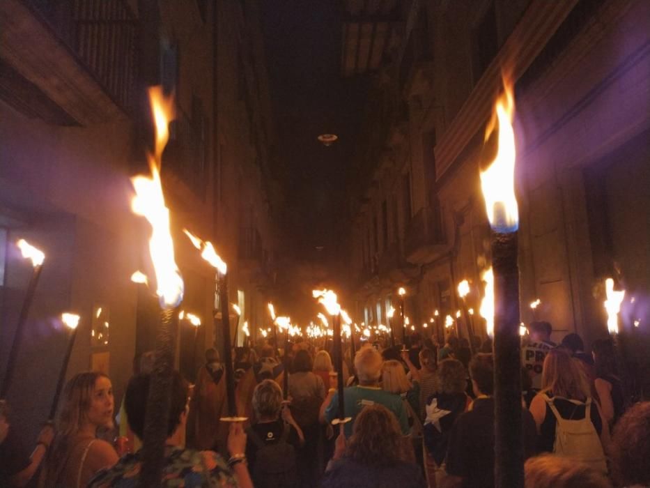 Marxa de torxes a Girona per commemorar el segon aniversari del referèndum de l'1-O