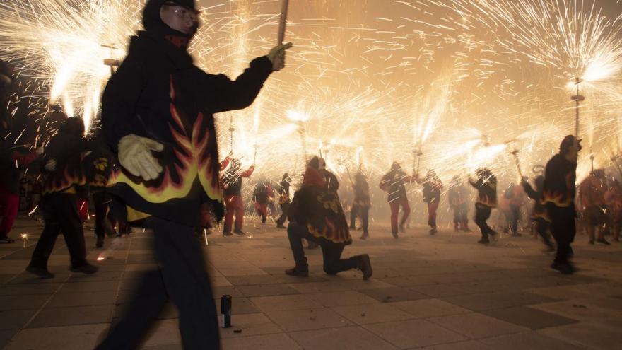 Més d’un centenar de diables omplen de pirotècnia i foc carrers d’Igualada