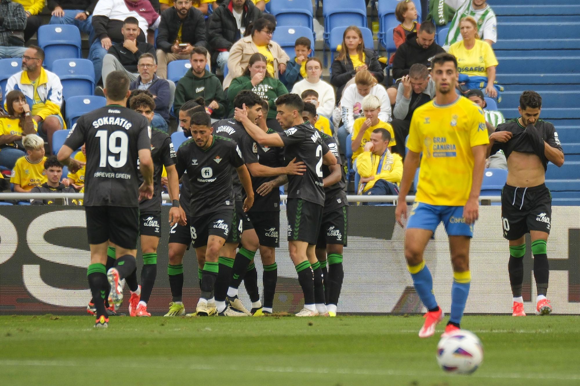 LAS PALMAS DE GRAN CANARIA, 16/05/2024.- Los jugadores del Betis celebran el 0-1 durante el encuentro correspondiente a la jornada 36 de LaLiga entre U.D. Las Palmas y Real Betis Balompié, este jueves en el Estadio de Gran Canaria. EFE/ Ángel Medina G