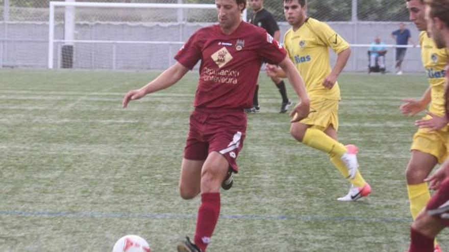 Santi Domínguez, a punto de golpear el balón en el partido que Pontevedra y Sanxenxo disputaron ayer en Baltar. // Santos Álvarez