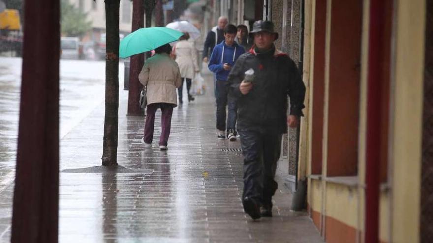 Los lalinenses sacaron ayer los paraguas y la ropa de invierno. // Bernabé/Gutier