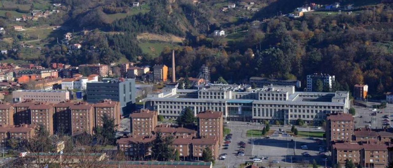 El campus, con la residencia de estudiantes a la izquierda, el edificio de investigación y el inmueble principal, con el castillete del pozo Barredo detrás.