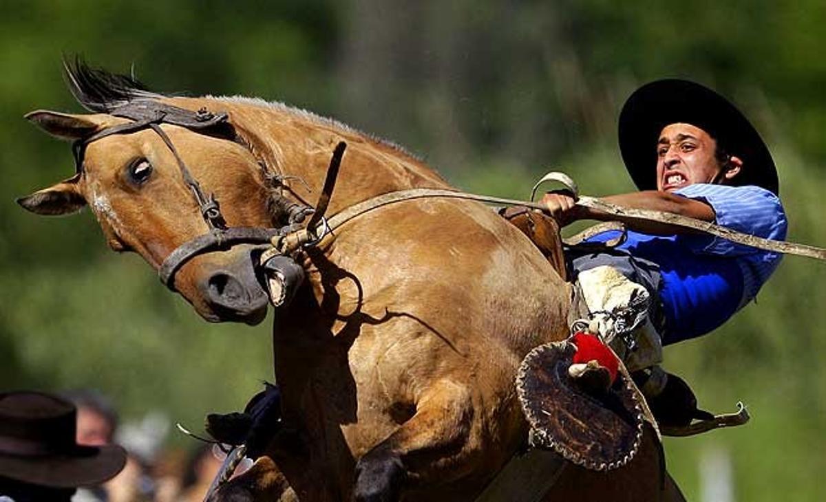 Un vaquer munta a cavall en un rodeo a Escobar (Argentina).