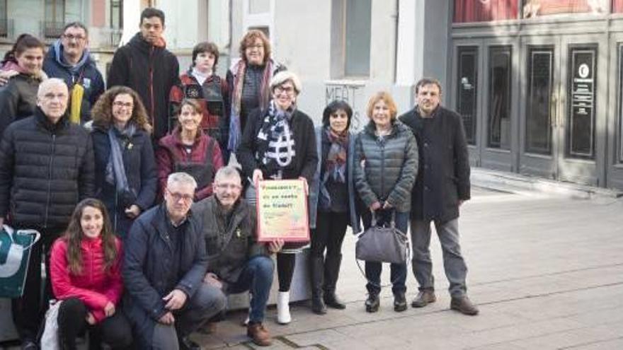 Fotografia de grup dels representants de les entitats que organitzen «Emociona&#039;t», que té la col·laboració de l&#039;Ajuntament de Manresa