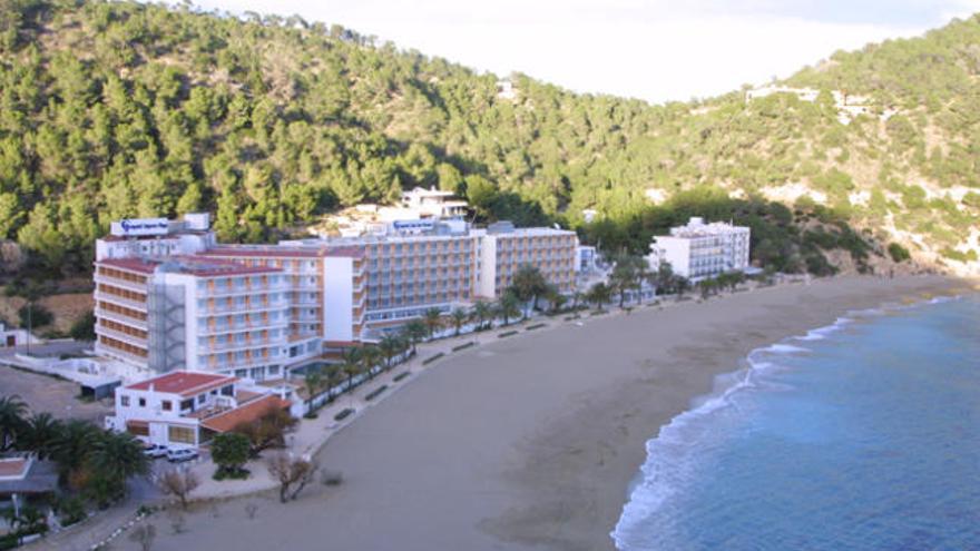 Los GEAS desembarcaron el cuerpo sin vida del joven en la playa de sa Cala.