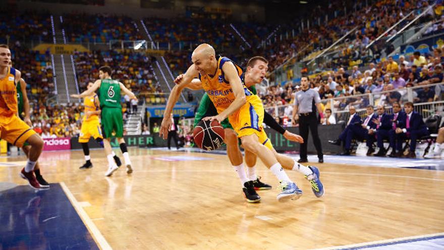 Albert Oliver dribla a un jugador del Joventut el domingo pasado.