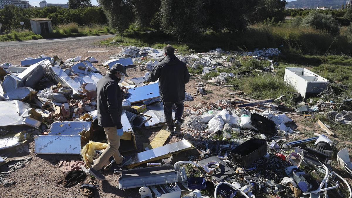 Vertedero ilegal en el río Palancia.