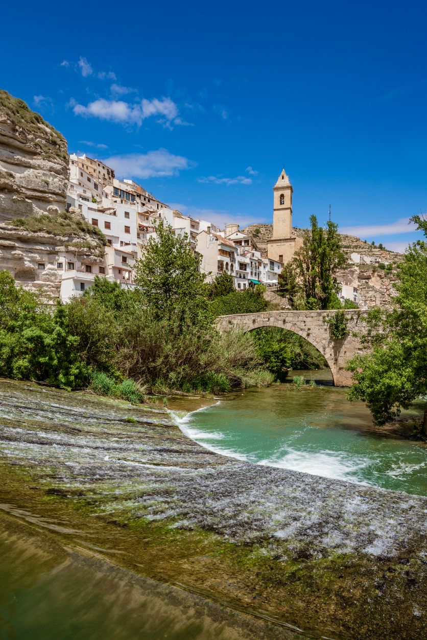 Vista vertical del pintoresco pueblo, Alcalá del Júcar en Castilla La Mancha, España bañado por el río Júcar