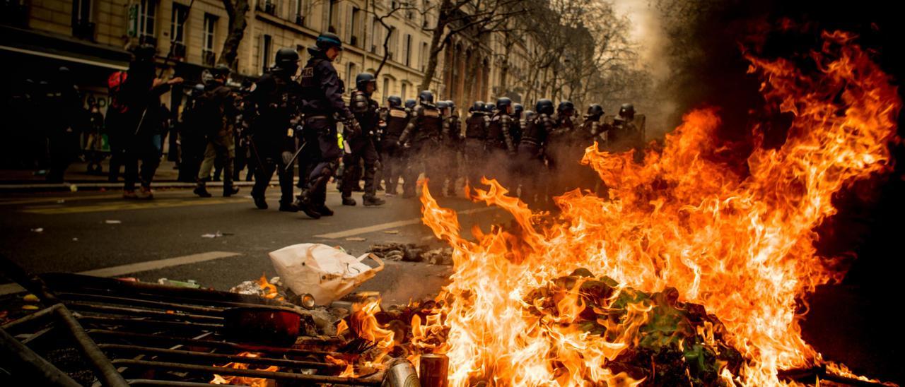 Despliegue policial durante una protesta contra la reforma de las pensiones en París, Francia