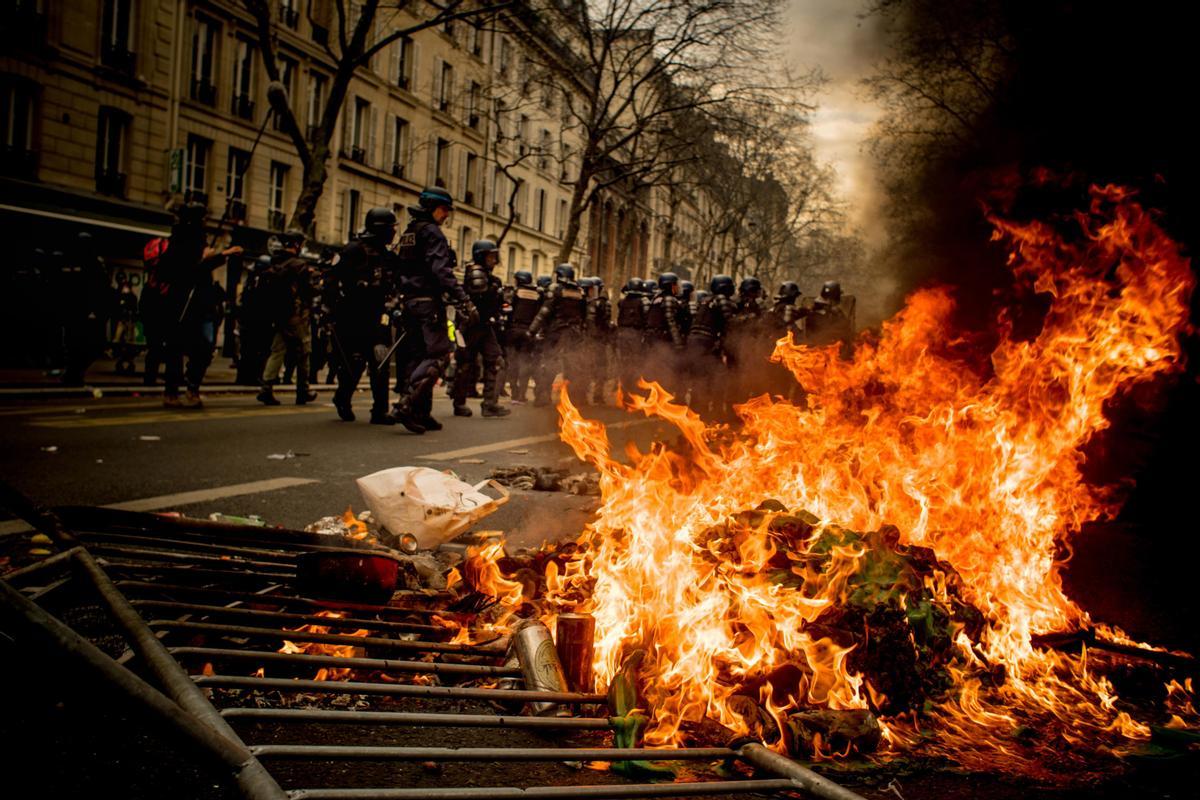 Despliegue policial durante una protesta contra la reforma de las pensiones en París, Francia