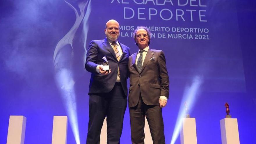 Pablo Rosique, director de Deportes de la UCAM, recoge el premio de manos de Julián Redondo, presidente de la Asociación Española de la Prensa Deportiva.