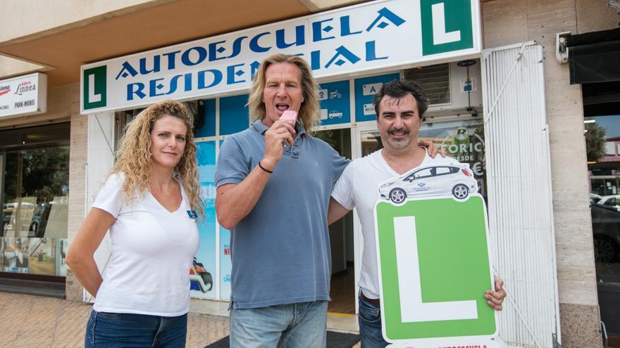 ¿Qué tienen que ver una autoescuela en Ibiza, Pocholo y unos polos de helado?